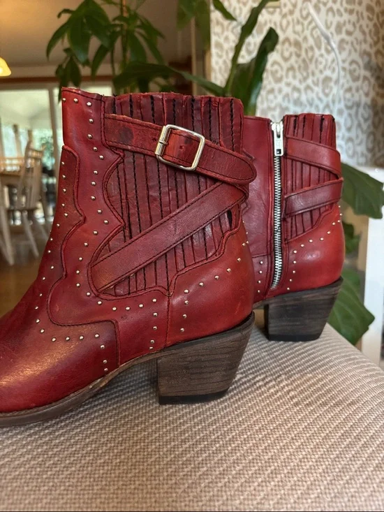BRAND NEW freebird Red Studded Leather Ankle Boots - Picture 2 of 3